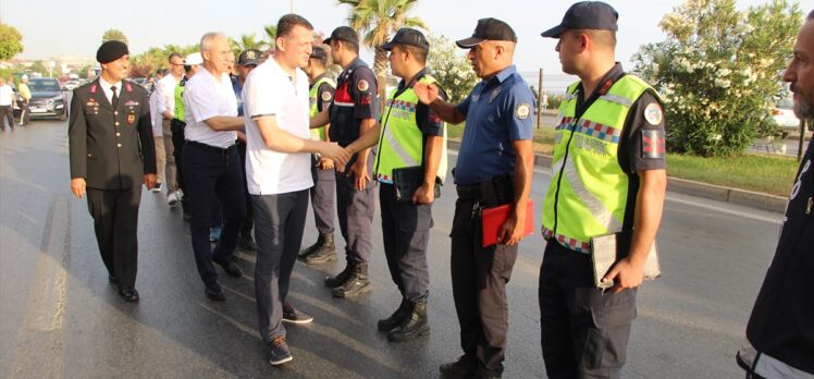 Alanya Kaymakamı Fatih Ürkmezer, trafik denetiminde sürücülerle bayramlaştı