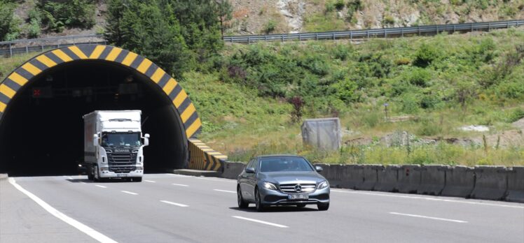 Anadolu Otoyolu ve D-100 kara yolunun Bolu geçişinde bayram trafiği önlemleri alındı