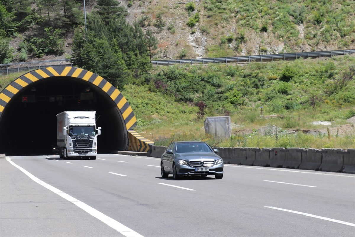 Anadolu Otoyolu ve D-100 kara yolunun Bolu geçişinde bayram trafiği önlemleri alındı