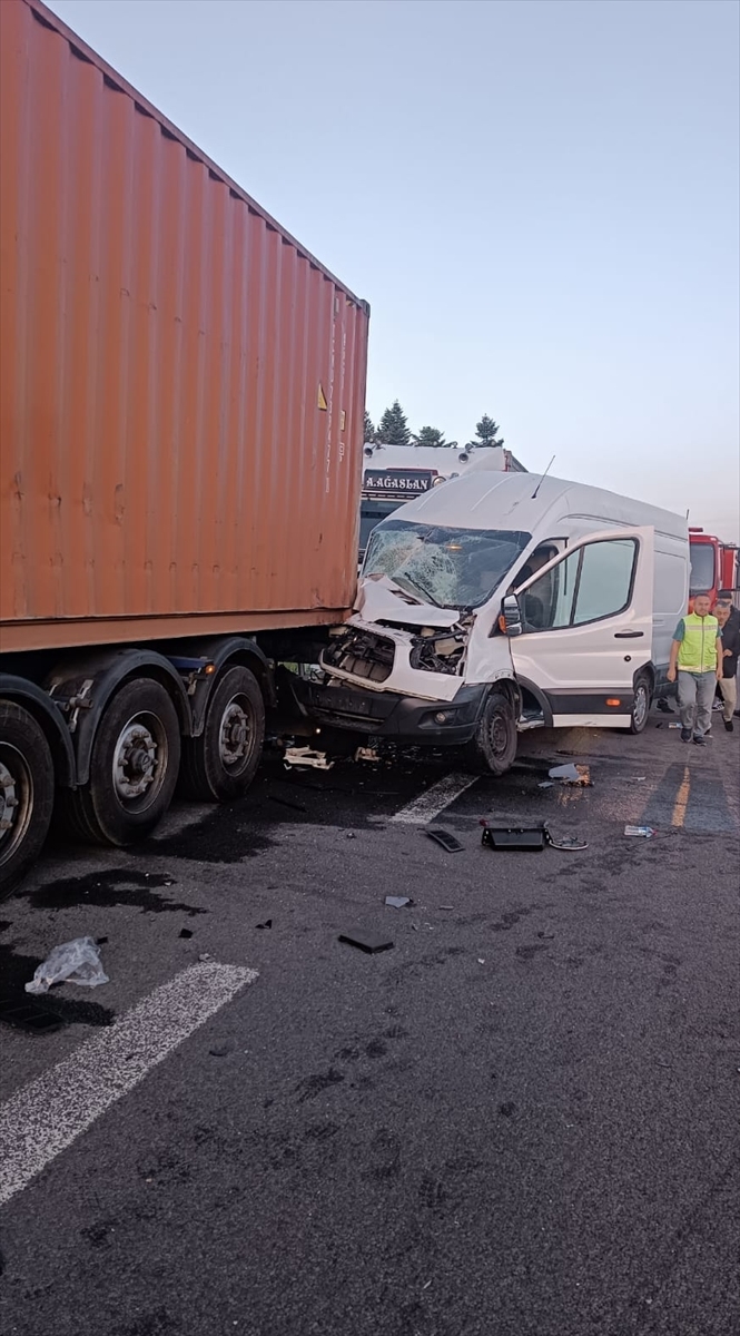 Anadolu Otoyolu'nda 4 aracın karıştığı trafik kazasında 1 kişi yaralandı