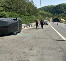 Anadolu Otoyolu'nda devrilen otomobildeki anne ve oğlu yaralandı