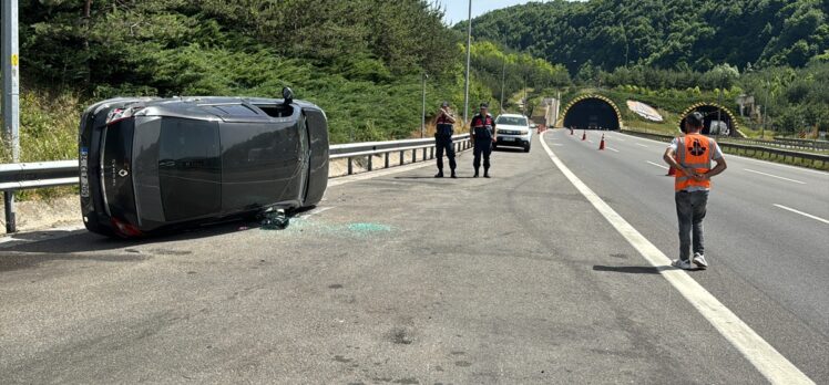 Anadolu Otoyolu'nda devrilen otomobildeki anne ve oğlu yaralandı