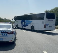 Anadolu Otoyolu'nda lastiği patlayan otomobil kaza yaptı, 2 kişi yaralandı