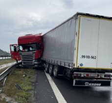 Anadolu Otoyolu'nun Bolu kesiminde bariyere çarpan tırın sürücüsü yaralandı