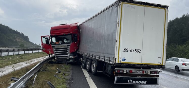 Anadolu Otoyolu'nun Bolu kesiminde bariyere çarpan tırın sürücüsü yaralandı