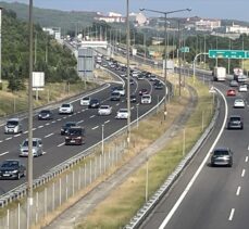 Anadolu Otoyolu'nun Bolu ve Düzce kesiminde bayram tatili dönüşü hareketliliği sürüyor