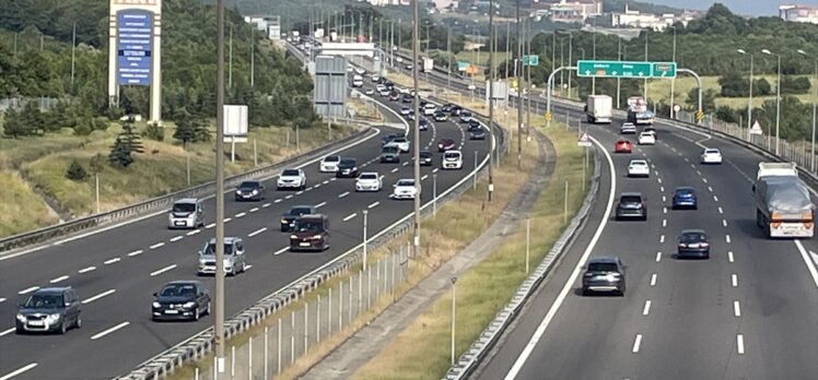 Anadolu Otoyolu'nun Bolu ve Düzce kesiminde bayram tatili dönüşü hareketliliği sürüyor