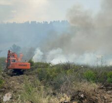 Antalya'da çıkan orman yangını kontrol altına alınmaya çalışılıyor