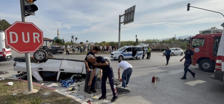 Antalya'da iki otomobilin çarpışması sonucu 4 kişi yaralandı