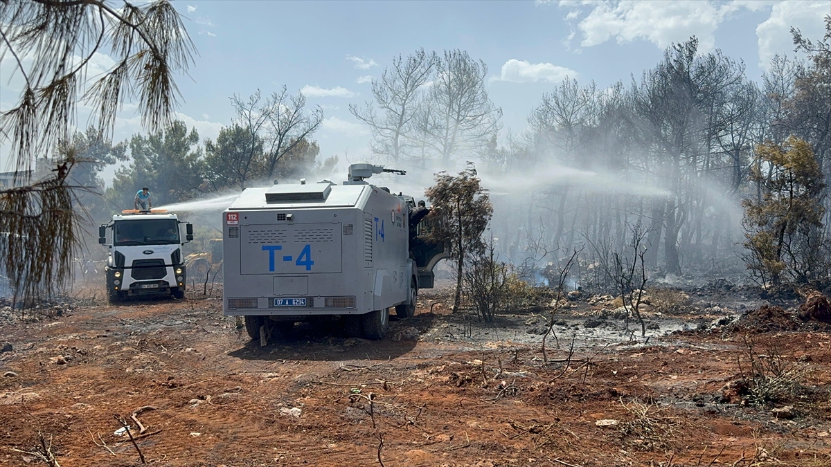 GÜNCELLEME – Antalya'da yerleşim yerine yakın ağaçlık alanda çıkan yangın söndürüldü