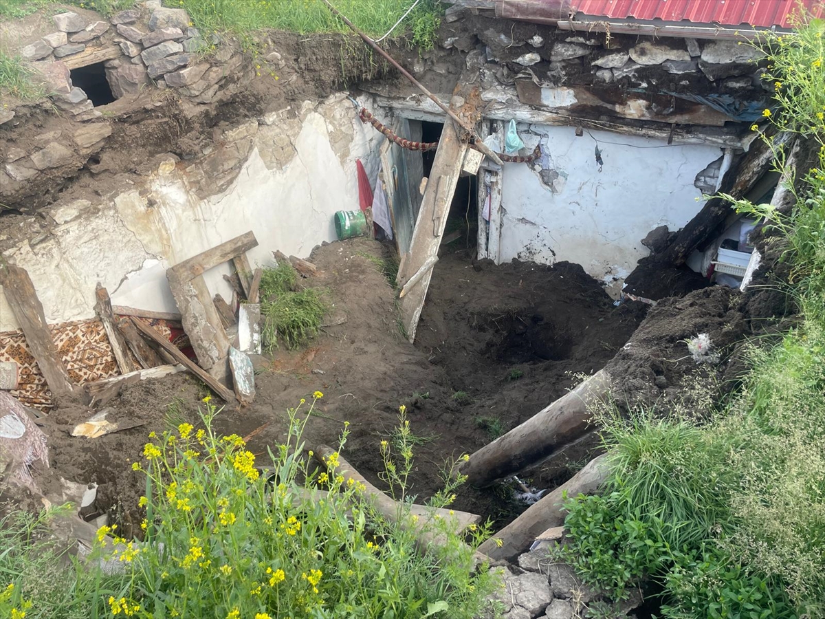 Ardahan'da yağışlar nedeniyle çöken çatının altında kalan kişi ağır yaralandı