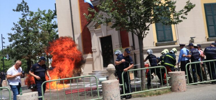 Arnavutluk'ta Belediye Başkanı Veliaj'ın istifasının istendiği protestolar devam ediyor