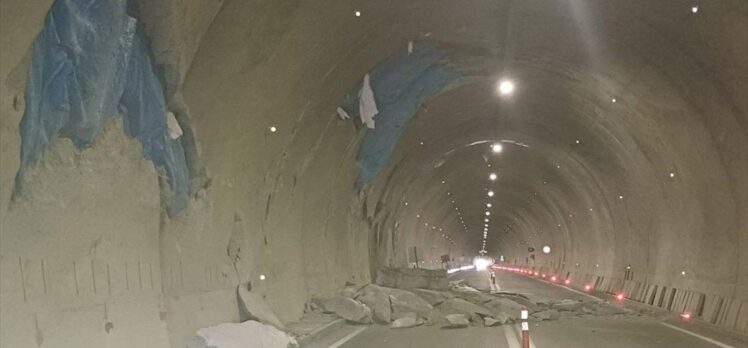 Artvin-Yusufeli yolundaki tünel, üst beton korunağındaki çökme sonucu ulaşıma kapatıldı