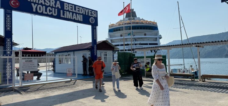 “Astoria Grande” kruvaziyeri 788 yolcusuyla Amasra'da demirledi