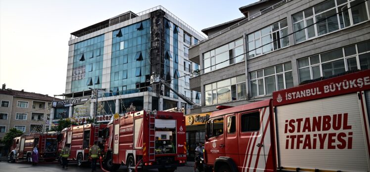 Ataşehir'de iş merkezinde çıkan yangın söndürüldü