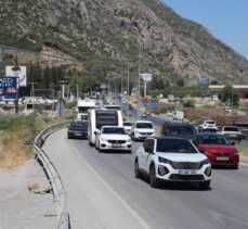 İzmir ve Aydın'da tatil beldelerine giden yollarda uzun araç kuyrukları oluştu