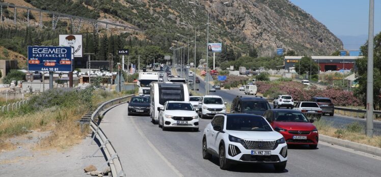 İzmir ve Aydın'da tatil beldelerine giden yollarda uzun araç kuyrukları oluştu