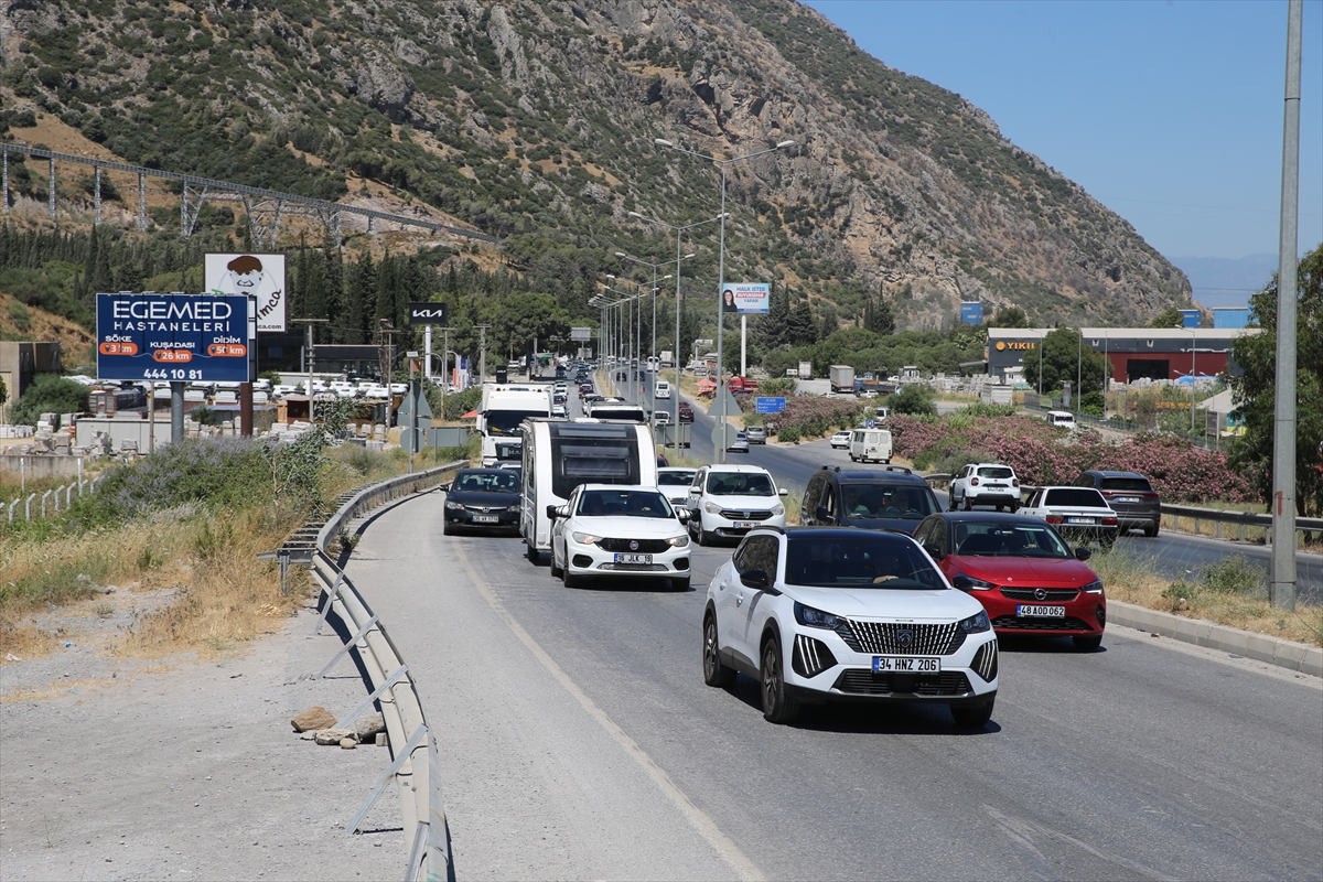 İzmir ve Aydın'da tatil beldelerine giden yollarda uzun araç kuyrukları oluştu