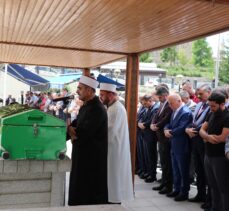 Bakan Tekin Erzurum'da vefat eden emekli öğretmenin cenaze törenine katıldı