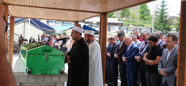 Bakan Tekin Erzurum'da vefat eden emekli öğretmenin cenaze törenine katıldı