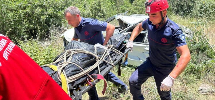 Balıkesir'de şarampole devrilen otomobildeki 2 kişi öldü