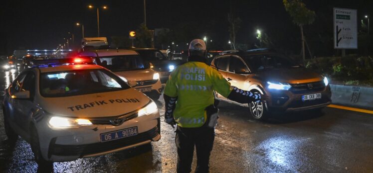 Başkentte etkili olan sağanak nedeniyle kapanan Ayaş yolu kontrollü olarak trafiğe açıldı