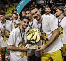 Basketbolda Süper Lig'e yükselen Mersin Büyükşehir Belediyesi kupasını aldı