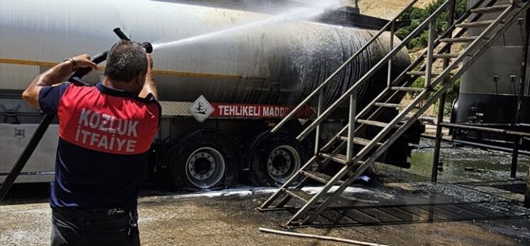 Batman'da petrol sahasındaki yakıt tankerinde çıkan ve stok deposuna sıçrayan yangın söndürüldü