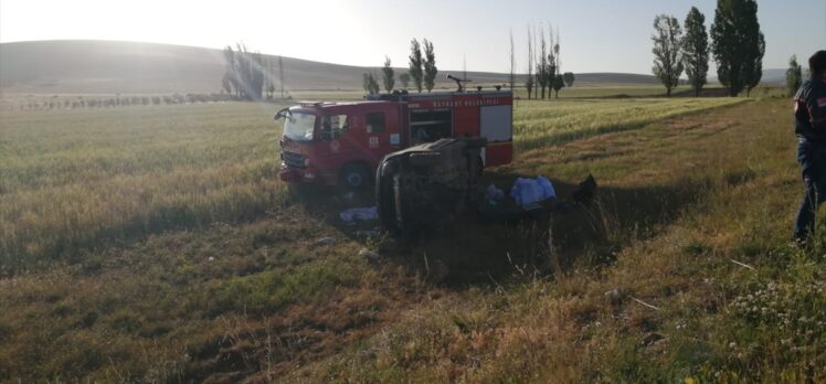 Bayburt'ta otomobilin tarlaya devrildiği kazada 5 kişi yaralandı