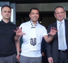 Beşiktaş'ın yeni teknik direktörü Van Bronckhorst İstanbul'a geldi