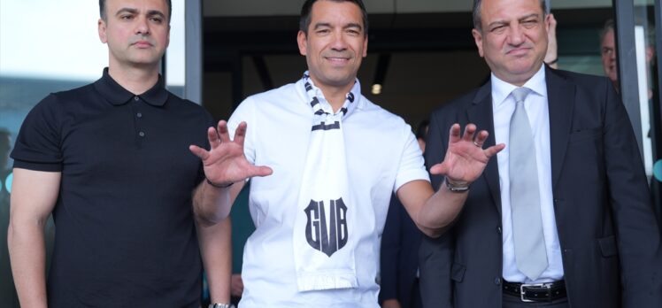 Beşiktaş'ın yeni teknik direktörü Van Bronckhorst İstanbul'a geldi