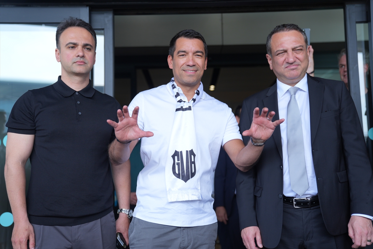 Beşiktaş'ın yeni teknik direktörü Van Bronckhorst İstanbul'a geldi