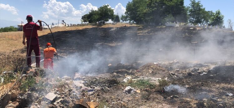 Bingöl'de örtü yangını, ormana ve evlere sıçramadan söndürüldü