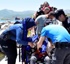 Bitlis'te özel öğrenciler polis botuyla Van Gölü'nde gezintiye çıkarıldı