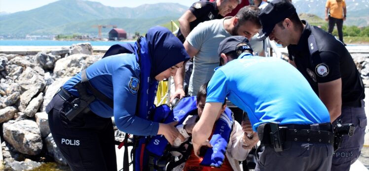 Bitlis'te özel öğrenciler polis botuyla Van Gölü'nde gezintiye çıkarıldı