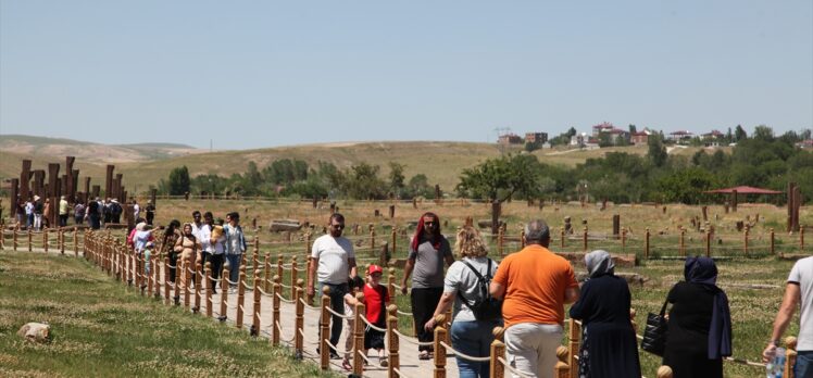 Bitlis'te ziyaretçiler bayramın ikinci gününde tarihi mekanlarda zaman geçirdi