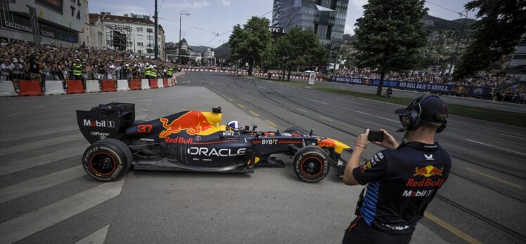 Bosna Hersek'in başkenti Saraybosna'da Formula 1 gösterisi düzenlendi