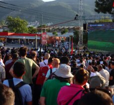 Bursa'da A Milli Futbol Takımı'nın maçı açık alandaki dev ekranlardan izlendi