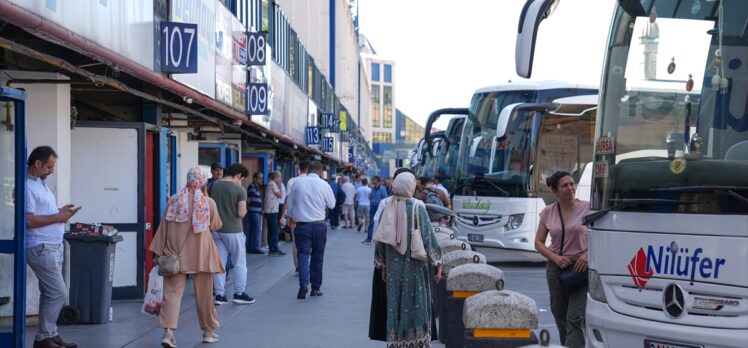 Büyük İstanbul Otogarı'nda tatil dönüşü yoğunluk yaşanıyor