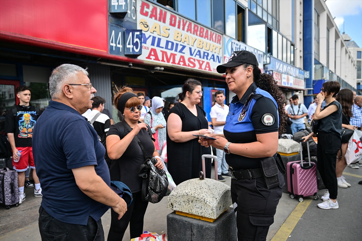 Büyük İstanbul Otogarı'nda vatandaşlara güvenlik tedbirleri bilgilendirmesi