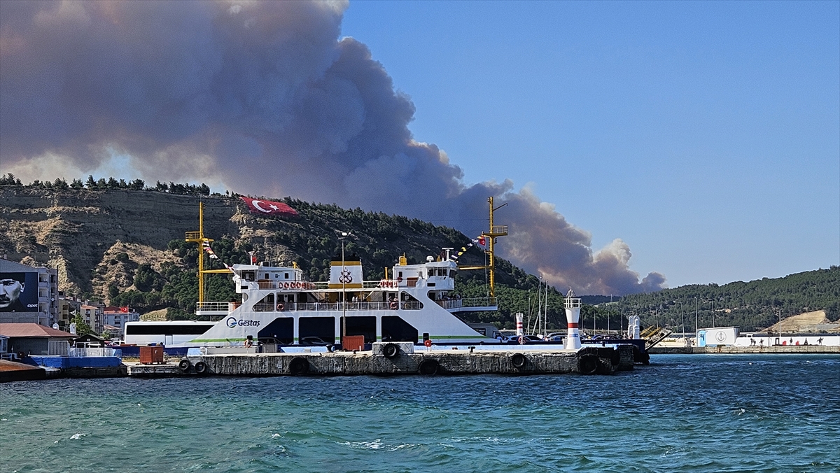 GÜNCELLEME – Çanakkale'deki orman yangını nedeniyle bir köy tedbiren boşaltıldı