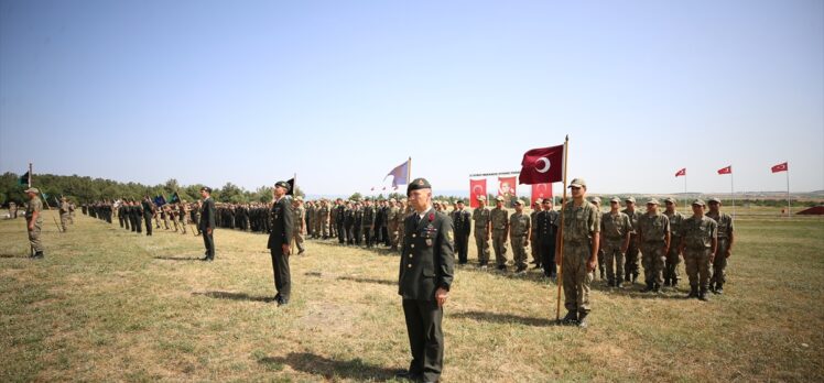 Çanakkale'de Mehmetçikler, kışlada komutanları ve silah arkadaşlarıyla bayramlaştı