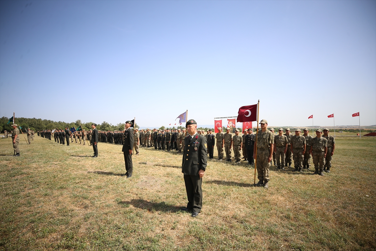 Çanakkale'de Mehmetçikler, kışlada komutanları ve silah arkadaşlarıyla bayramlaştı