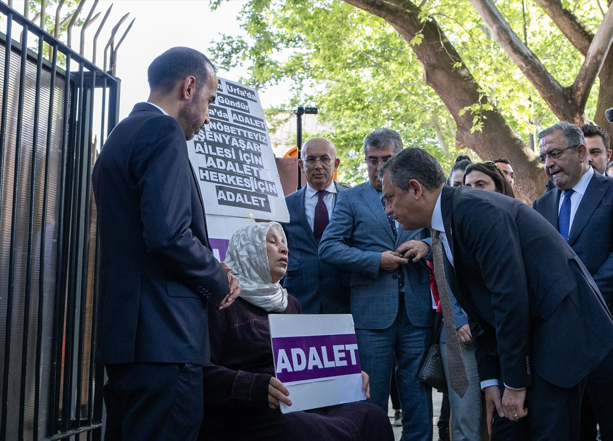CHP Genel Başkanı Özel, Adalet Bakanlığı önünde eylem yapan Emine Şenyaşar'ı ziyaret etti: