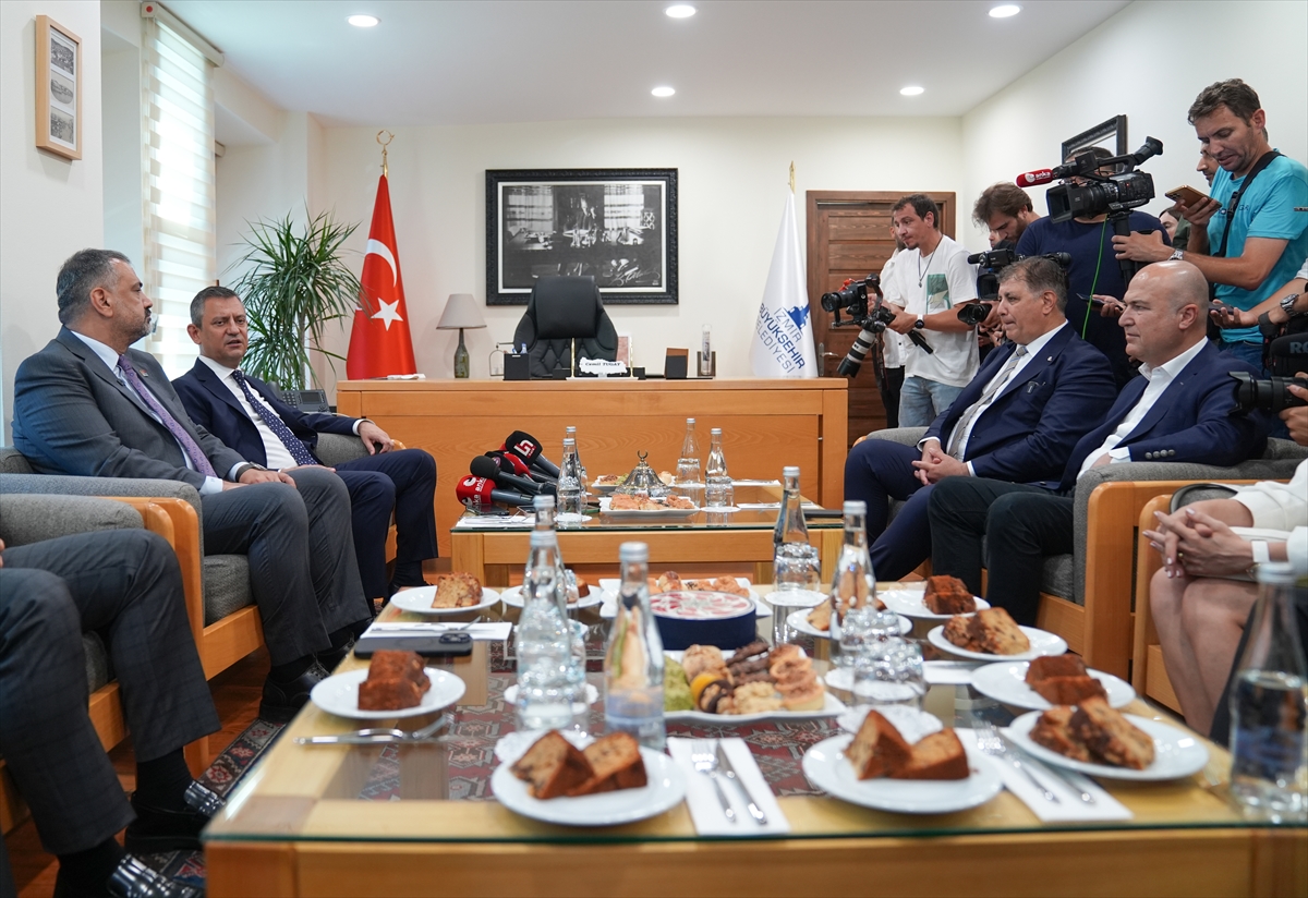 CHP Genel Başkanı Özel, İzmir'de ziyaretlerde bulundu: