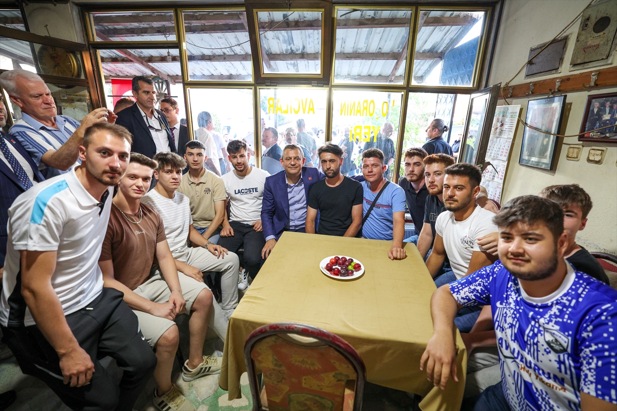 CHP Genel Başkanı Özel, Kocaeli'nin en yaşlı CHP üyesini ziyaret etti