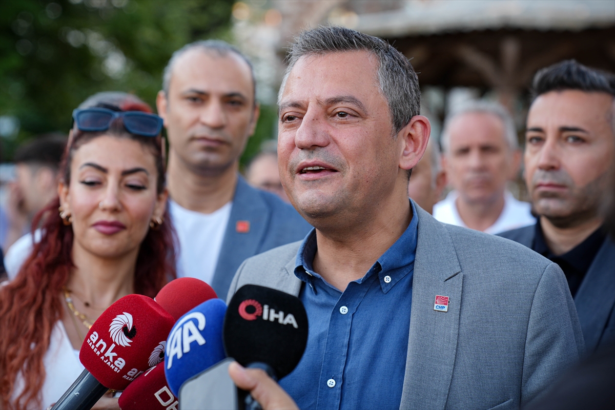 CHP Genel Başkanı Özel, Manisa'da bayram namazının ardından açıklama yaptı: