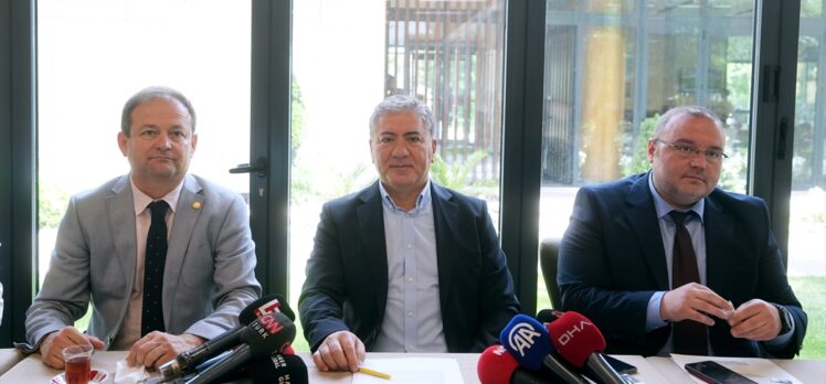 CHP Grup Başkanvekili Emir, Meclis'te gazetecilerle bir araya geldi: