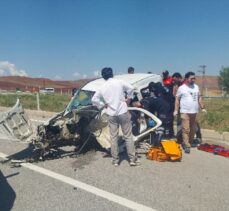 Çorum'da otomobille hafif ticari araç çarpıştı, 6 kişi yaralandı