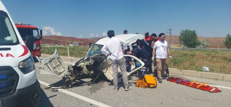 Çorum'da otomobille hafif ticari araç çarpıştı, 6 kişi yaralandı